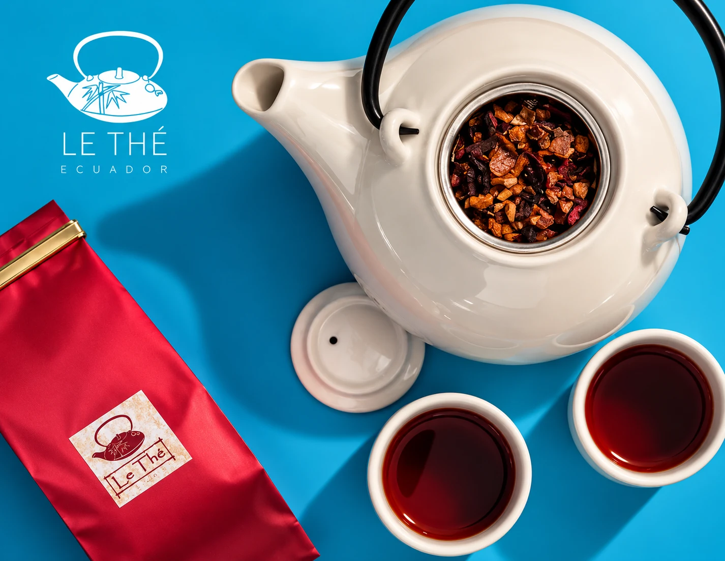 Tetera blanca y tazas de té de Le Thé Ecuador sobre un fondo azul