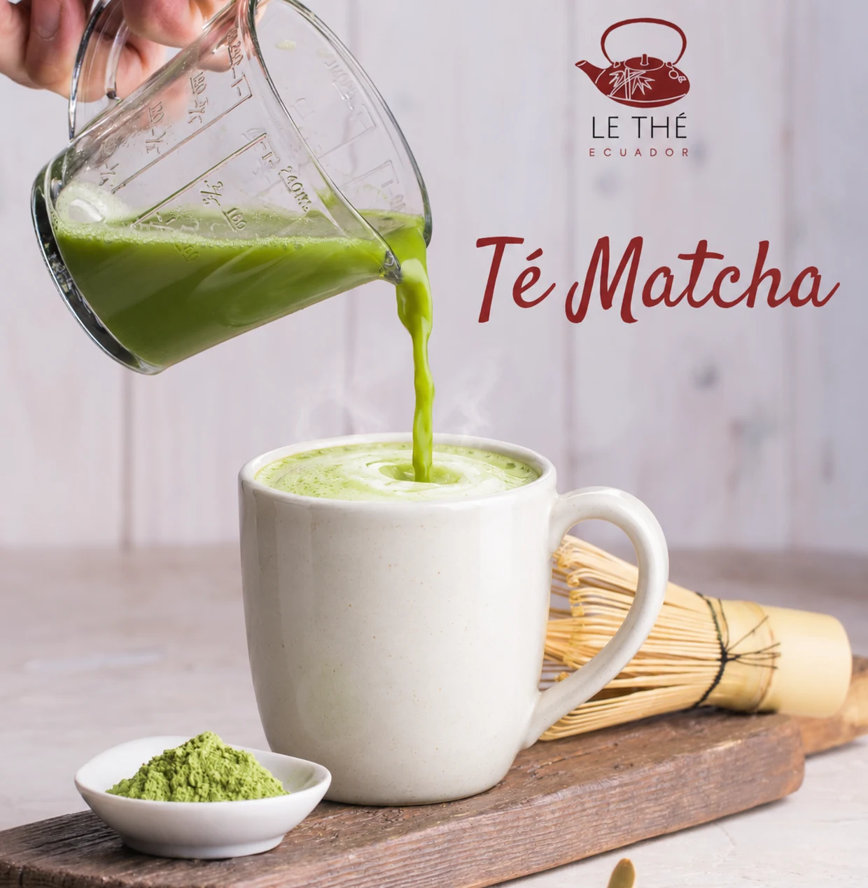 Matcha vertiéndose en una taza blanca de latte caliente
